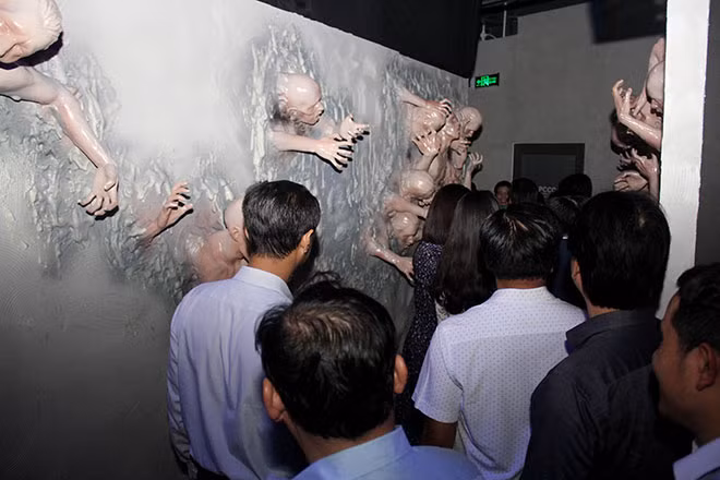Hình ảnh rùng rợn liên quan đến ma tuý tại triển lãm.