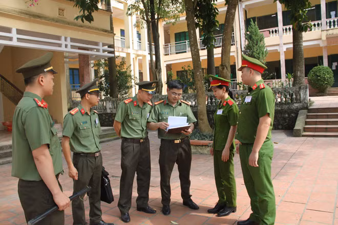 Công an huyện Lương Sơn làm nhiệm vụ bảo đảm ANTT tại điểm thi đặt tại Trường THPT Nguyễn Trãi, Lương Sơn (Hòa Bình).