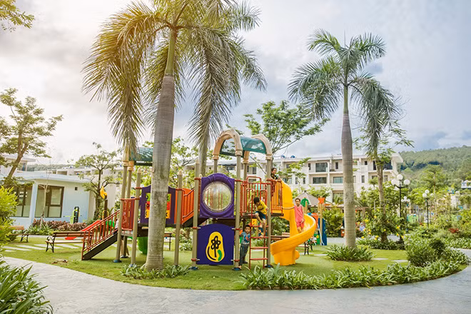 Green Bay Garden nằm trong cộng đồng dân cư khép kín Green Bay Village.
