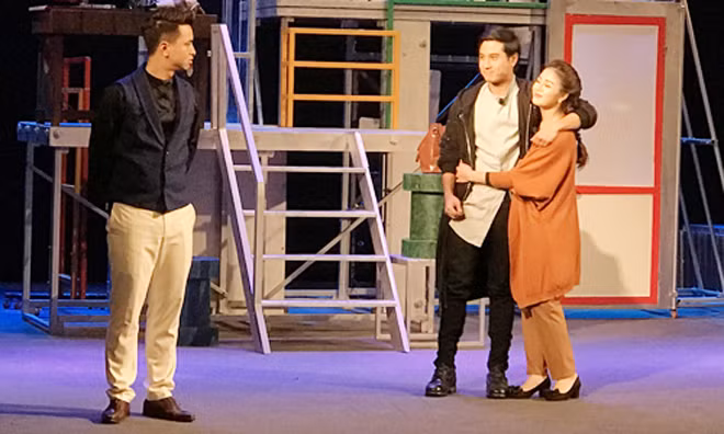 Vở kịch "Hoa cúc xanh trên đầm lầy" nhận được nhiều tình cảm của khán giả Thủ đô trong năm 2018.