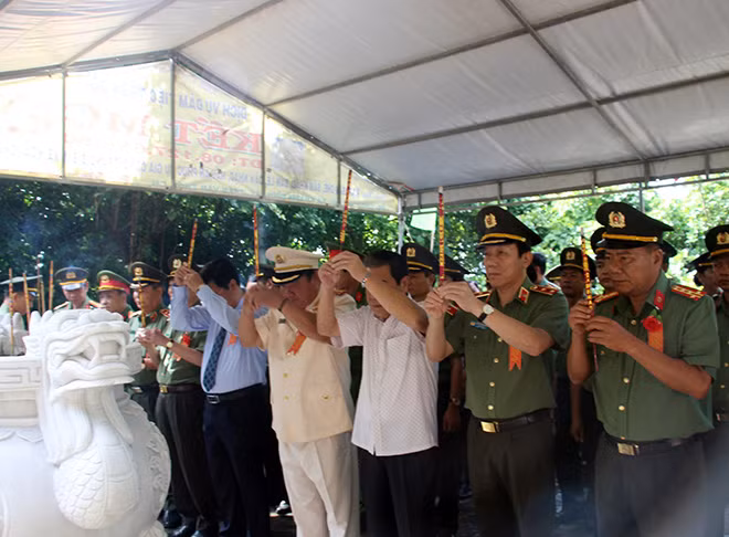 Đoàn đại biểu tham dự buổi gặp mặt đã dâng hoa, dâng hương, bày tỏ lòng thành kính và tưởng nhớ Chủ tịch Hồ Chí Minh tại Nhà tưởng niệm Bác Hồ trong Khu di tích Hòn Đá Bạc.