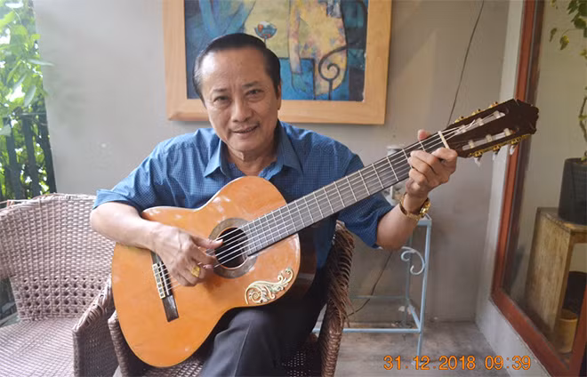 Nhạc sĩ Đình Thậm thể hiện một ca khúc do anh sáng tác.