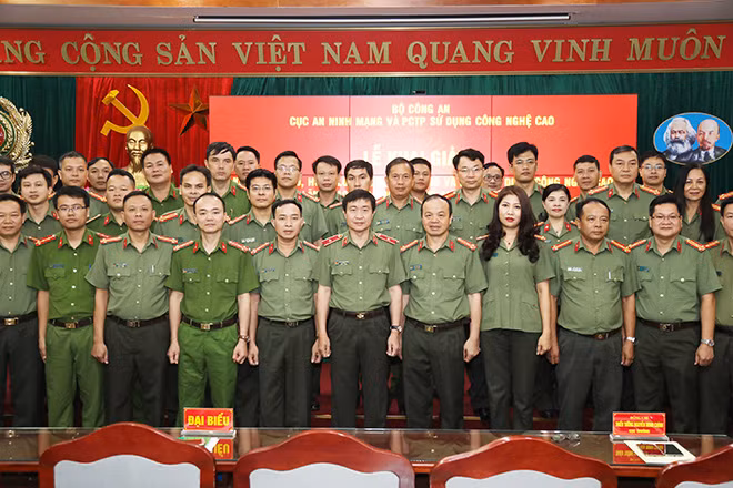 Thiếu tướng Nguyễn Minh Chính chụp ảnh lưu niệm với các học viên tham dự khóa đào tạo.