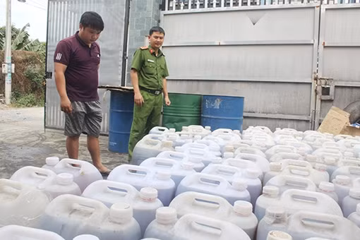 Phát hiện xưởng sản xuất trái phép, thu hơn 3 tấn mỡ động vật ảnh 5