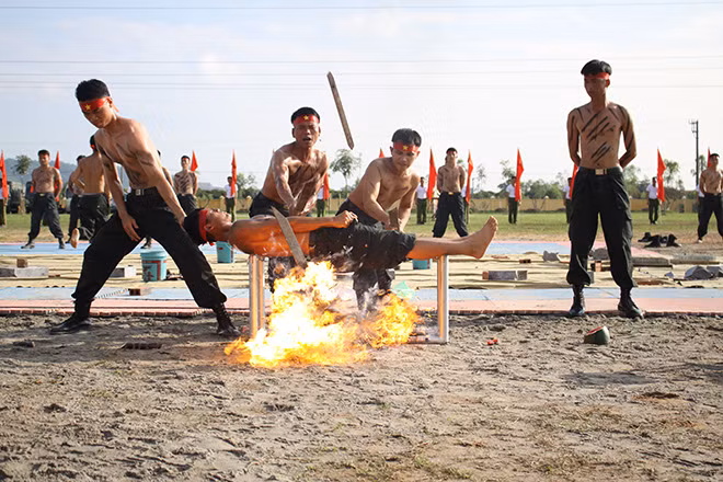 Đội Đặc nhiệm của Trung đoàn CSCĐ Đông Bắc tham gia luyện tập khí công. Đội Đặc nhiệm của Trung đoàn CSCĐ Đông Bắc tham gia luyện tập khí công.