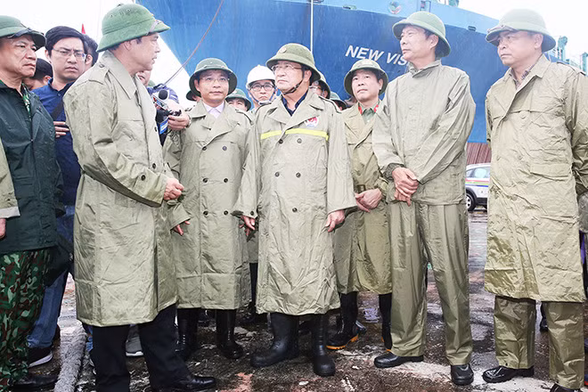 Phó Thủ tướng Trịnh Đình Dũng kiểm tra phòng, chống bão tại Quảng Ninh.