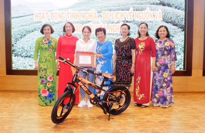 CLB nữ Công an hưu trí phối hợp CLB Công an hưu trí khối XDLL CAND tặng quà cho con liệt sĩ Công an vượt khó học giỏi tại Mộc Châu, Sơn La, tháng 7-2019.