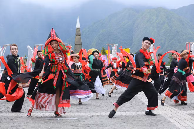 Màu sắc văn hóa Tây Bắc đậm đặc trong show diễn nghệ thuật “Vũ điệu trên mây”.