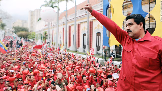 Tổng thống Nicolas Maduro trước những người ủng hộ.(Ảnh: CNN)