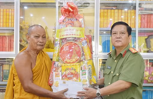 Công an tỉnh Bạc Liêu chúc mừng lễ Sen Dolta 2019 của đồng bào Khmer