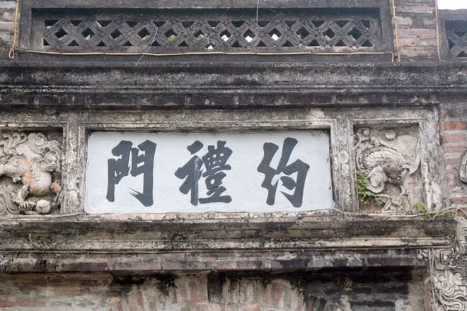 Hoành phi 3 chữ: “Ước Lễ Môn”.