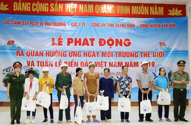 Đại diện lãnh đạo Cục Cảnh sát phòng, chống tội phạm về môi trường; Công an tỉnh Quảng Ninh tặng quà cho gia đình chính sách và học sinh nghèo xã Minh Châu.