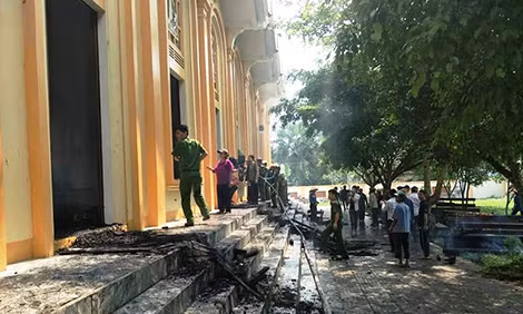 Lực lượng Công an Hà Tĩnh và bà con giáo dân, người dân địa phương nỗ lực dập lửa, khống chế đám cháy.
