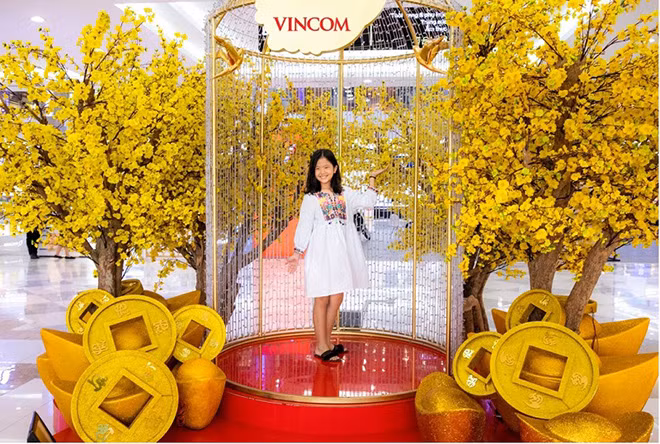 Vincom được trang trí lung linh với ý nghĩa tài lộc, may mắn trong năm mới