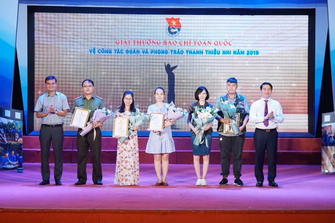 Ban tổ chức trao giải Nhì cho phóng sự ảnh “Tuổi trẻ Công an Nghệ An”.