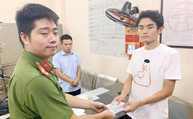 Du khách người Nhật nhận lại số tiền bị tài xế grab lừa.