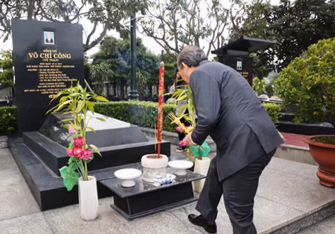 Phó Thủ tướng Trương Hòa Bình thắp hương tưởng nhớ đồng chí Võ Chí Công tại Nghĩa trang TPHCM (quận Thủ Đức). Ảnh: VGP/Mạnh Hùng