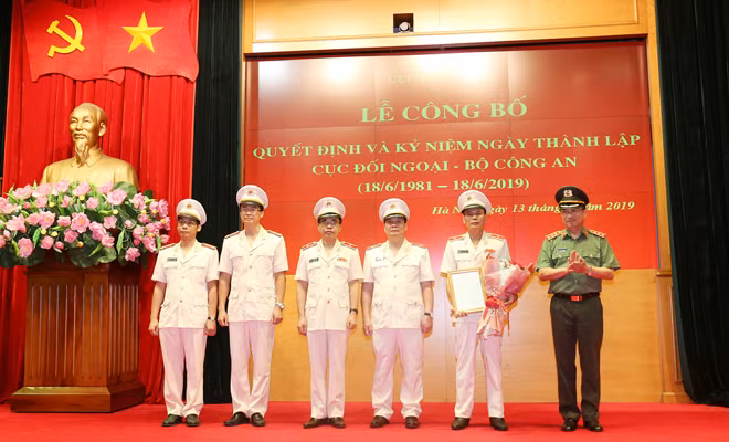 Thứ trưởng Nguyễn Văn Thành trao quyết định xác định Ngày thành lập Cục Đối ngoại, Bộ Công an.