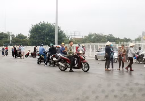 Bắt 2 phe vé "hét" giá 20 triệu đồng/cặp vé trận chung kết ảnh 2