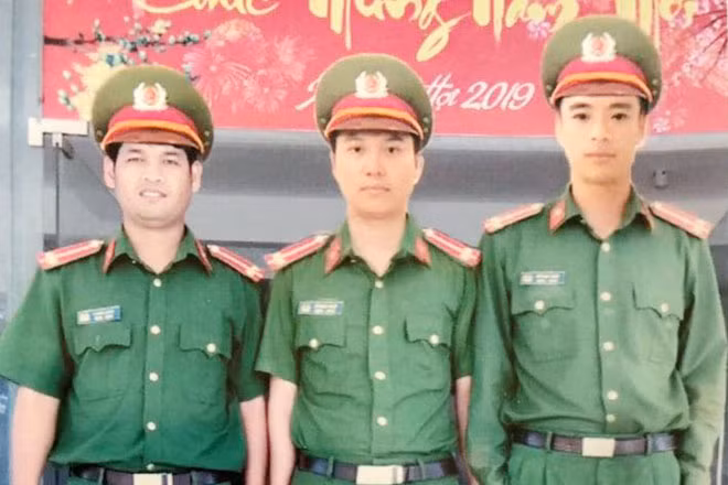 Từ phải qua trái: Thượng úy Hoàng Bá Hùng, Thiếu úy Nguyễn Hữu Quân và Thiếu úy Y Ngưu Ayun.