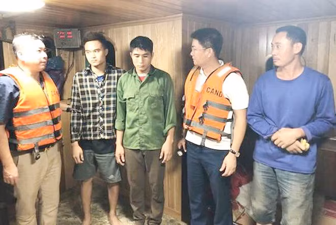 Thượng tá Dương Đức Hải, Trưởng Phòng CSGT Công an TP Hà Nội (thứ 2 từ phải sang) chỉ đạo các tổ công tác khống chế bắt "cát tặc" trên sông. Thượng tá Dương Đức Hải, Trưởng Phòng CSGT Công an TP Hà Nội (thứ 2 từ phải sang) chỉ đạo các tổ công tác khống chế bắt "cát tặc" trên sông.
