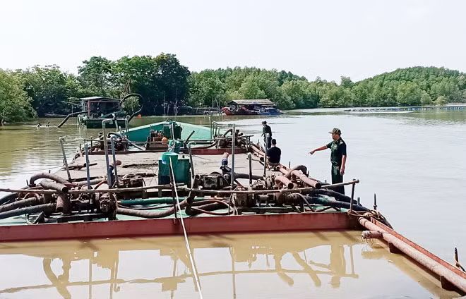Một vụ khai thác cát tại khu vực biển Cần Giờ bị bắt giữ. Một vụ khai thác cát tại khu vực biển Cần Giờ bị bắt giữ.