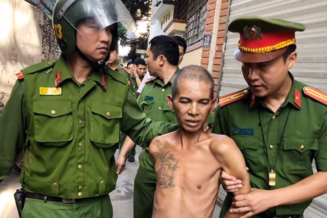 Lực lượng Công an đưa Trần Quang Mạnh ra khỏi ngôi nhà