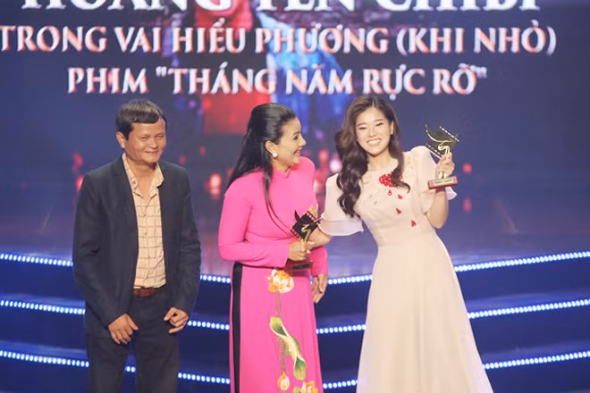 Diễn viên Kiều Trinh (giữa, nhận giải thay cho Liên Bỉnh Phát) và Hoàng Yến Chibi (ngoài cùng bên phải) nhận giải thưởng Nam/Nữ diễn viên chính xuất sắc nhất hạng mục phim truyện điện ảnh. Diễn viên Kiều Trinh (giữa, nhận giải thay cho Liên Bỉnh Phát) và Hoàng Yến Chibi (ngoài cùng bên phải) nhận giải thưởng Nam/Nữ diễn viên chính xuất sắc nhất hạng mục phim truyện điện ảnh.