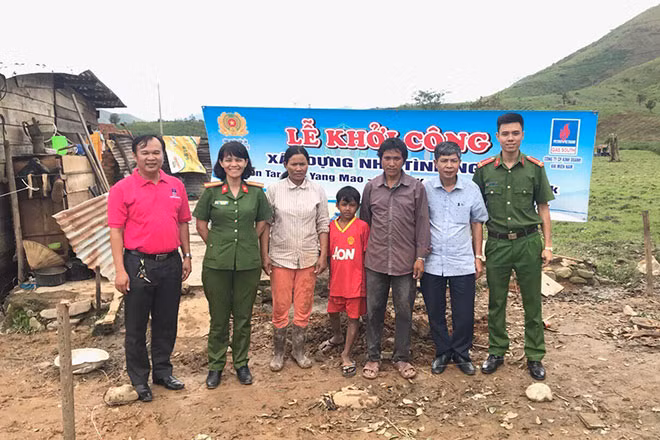 Thiếu tá Phan Thị Lệ Vân đại diện Hội phụ nữ Phòng Cảnh sát kinh tế Công an tỉnh Đắc Lắk dự khởi công xây dựng nhà tình nghĩa cho người có hoàn cảnh khó khăn ở Buôn Tar, xã yangmao, huyện Krông Bông.