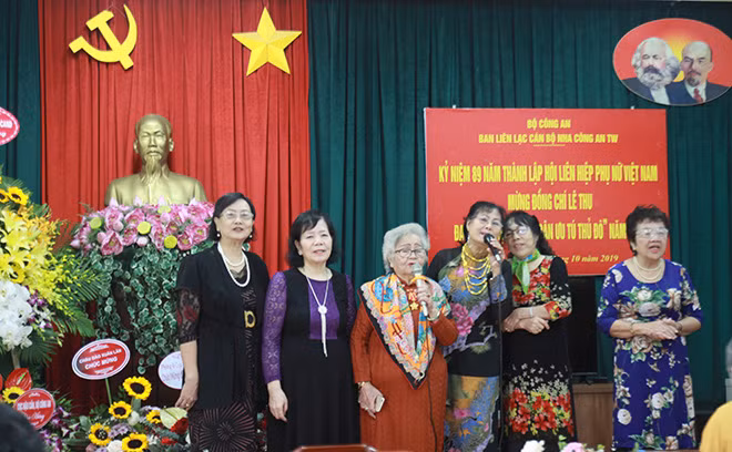 Bà Lê Thu giao lưu cùng các nữ cán bộ CLB nữ cán bộ công an hưu trí Bà Lê Thu giao lưu cùng các nữ cán bộ CLB nữ cán bộ công an hưu trí