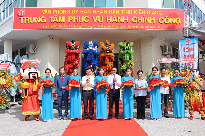 Các đại biểu thực hiện ghi thức cắt băng khánh thành trụ sở Trung tâm phục vụ hành chính công tỉnh Kiên Giang.