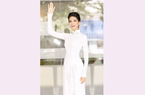 HHen Niê - biểu tượng mới của vẻ đẹp Việt Nam. HHen Niê - biểu tượng mới của vẻ đẹp Việt Nam.