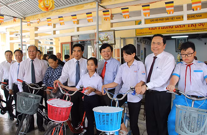 Đồng chí Trần Thanh Mẫn tặng xe đạp cho các em học sinh nghèo, hiếu học giỏi trên địa bàn thành phố Tam Kỳ, tỉnh Quảng Nam