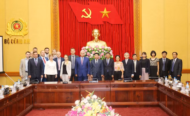 Thứ trưởng Bùi Văn Nam, ngài Khramov Oleg Vladimirovich và các đại biểu tại buổi thảo luận.