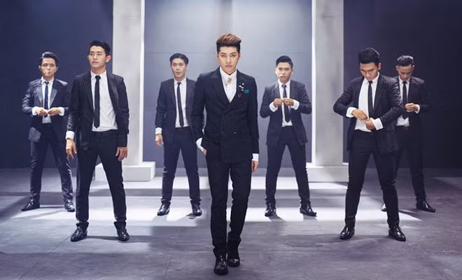 Những phần trình diễn của ca sĩ trẻ Noo Phước Thịnh thường có sự hỗ trợ tích cực của các vũ đoàn.