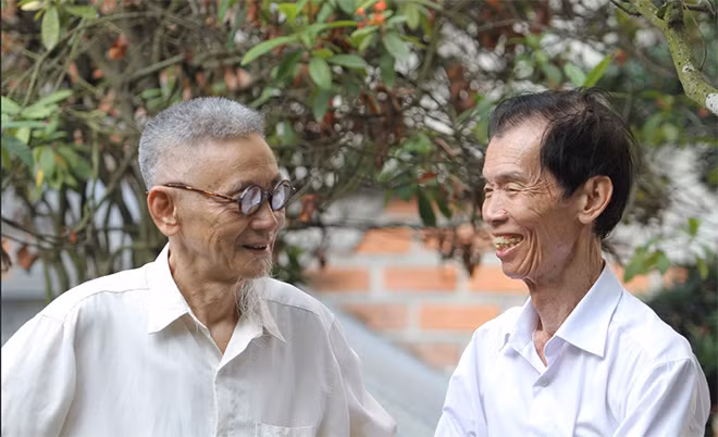 Nhà thơ Duy Thảo (phải) và nhà văn Đỗ Chu.