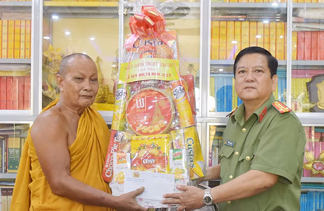 Đại tá Trương Công Dũng, Phó Giám đốc Công an tỉnh Bạc Liêu thăm, tặng quà Hòa thượng Lý Sa Muôth, Chủ tịch danh dự Hội đoàn kết sư sãi yêu nước tỉnh Bạc Liêu, Trụ trì chùa Đìa Muồn