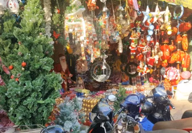 Hàng trang trí Noel được bày bán trên đường Hải Thượng Lãn Ông. Hàng trang trí Noel được bày bán trên đường Hải Thượng Lãn Ông.