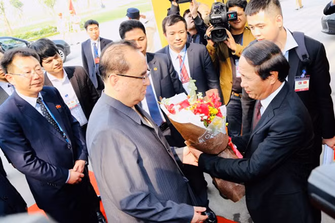 Lãnh đạo TP Hải Phòng tặng hòa chào mừng phái đoàn Triều Tiên.