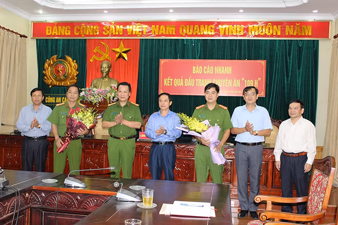Khen thưởng cho ban chuyên án. Khen thưởng cho ban chuyên án.
