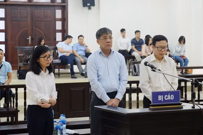 Ba bị cáo tại phiên xử ngày thứ 2.