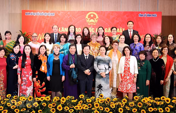 Chủ tịch Quốc hội Nguyễn Thị Kim Ngân và các đại biểu chụp ảnh lưu niệm tại buổi gặp mặt. (Ảnh: Trọng Đức/TTXVN)