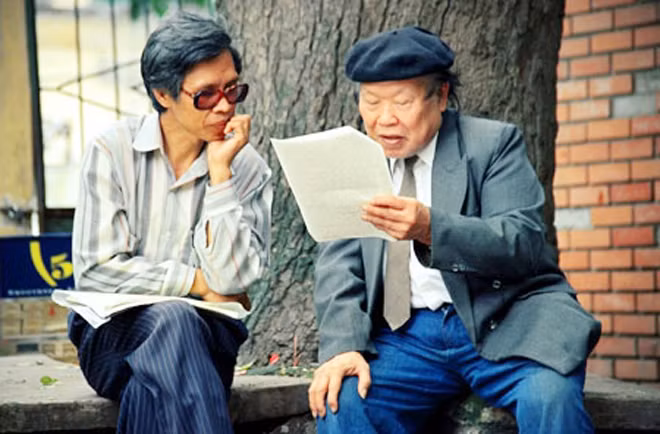 Nhà thơ Huy Cận và nhà thơ Ngô Thế Oanh (bên trái). Ảnh: Nguyễn Đình Toán