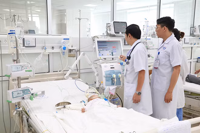 Các bác sĩ đã cố gắng giành giật sự sống cho cháu bé 3 tháng tuổi bị ngộ độc thuốc nam.