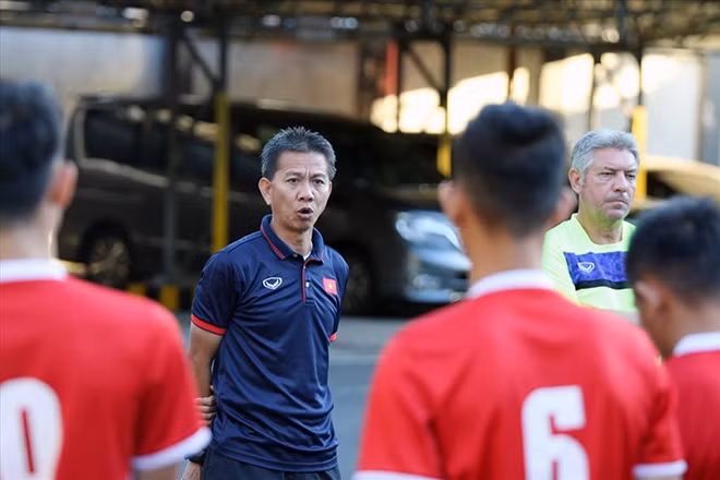 HLV Hoàng Anh Tuấn đã xin từ chức sau thất bại trước U18 Campuchia. Ảnh: VFF HLV Hoàng Anh Tuấn đã xin từ chức sau thất bại trước U18 Campuchia. Ảnh: VFF