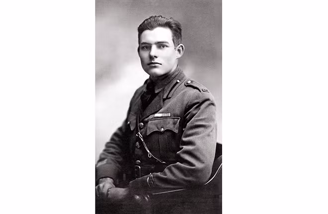 Nhà văn Ernest Hemingway thời trẻ. Nhà văn Ernest Hemingway thời trẻ.