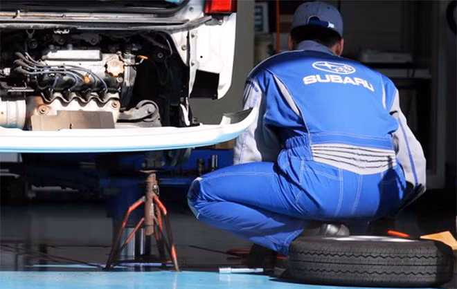 Nhân viên kiểm tra va chạm xe của Subaru, tại nhà máy của hãng ở Tokyo. Nhân viên kiểm tra va chạm xe của Subaru, tại nhà máy của hãng ở Tokyo.
