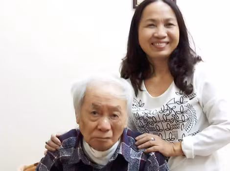 Tác giả thăm nhà thơ Trúc Thông.