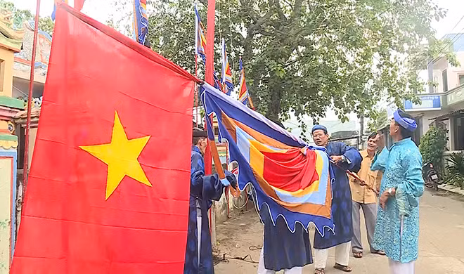 Cờ Tổ quốc được treo trang trọng trên ngọn cây Nêu. Cờ Tổ quốc được treo trang trọng trên ngọn cây Nêu.