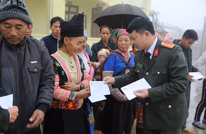 Thượng tá Tạ Phúc Rực, Phó trưởng Phòng Công tác Đảng và công tác chính trị (Công an tỉnh Lai Châu) trao quà Tết tới đồng bào nghèo xã Sà Dề Phìn